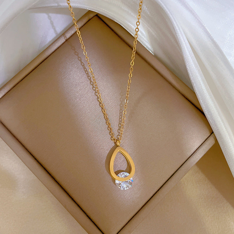 Collana Minimalista Geometrica in Acciaio Titanio con Finitura Placcata Oro e Ciondolo a Goccia d'Acqua in Zircone per Donna
