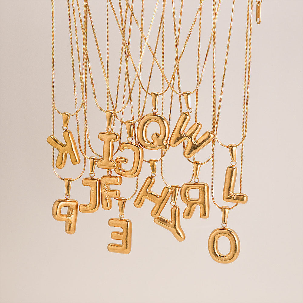 Collana con Pendente Rotondo Minimalista con Lettera per Donna e Uomo Acciaio Inossidabile con Placcatura in Oro 18K Design Geometrico Lucidato Ispirato ai Palloncini
