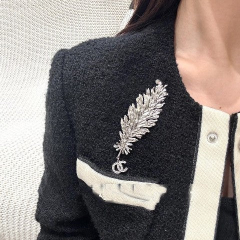 Spilla da donna di lusso elegante in ottone placcato oro con piuma e strass