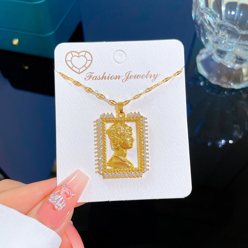 Collana da donna con ciondolo esotico geometrico in acciaio al titanio, con intarsio di zirconi e delicata catena per clavicola