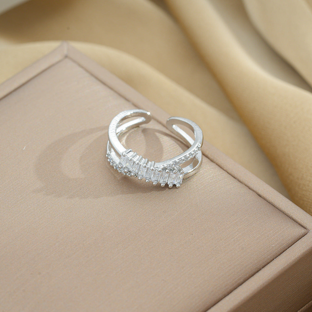 Anello Minimalista Geometrico in Acciaio al Titanio con Placcatura Sottovuoto da Donna, Regolabile, Aperto