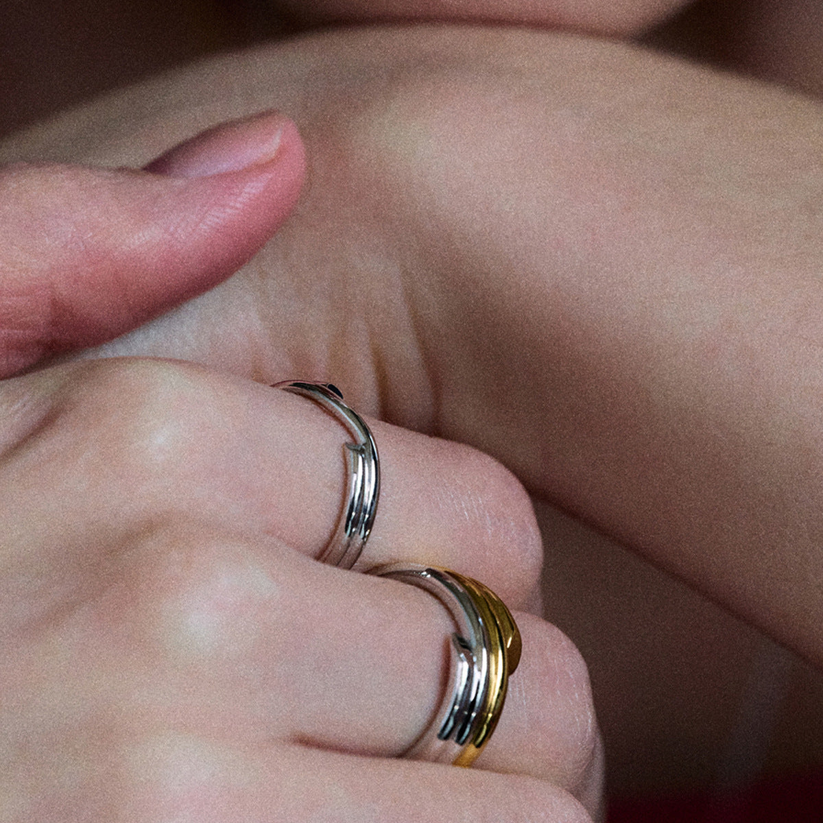 Anello placcato in acciaio inossidabile e titanio con forma geometrica per donna, gioielli minimalisti per il pendolarismo alla moda
