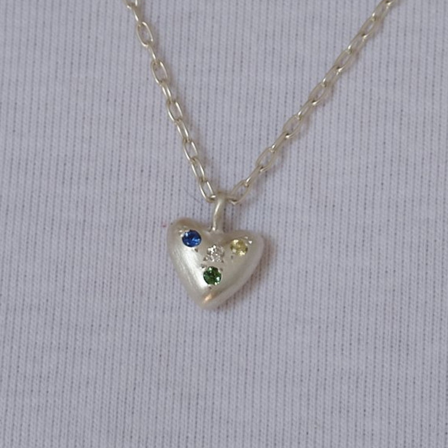 Collana con ciondolo a barra placcato in acciaio inossidabile con zirconi cubici a cuore minimalista