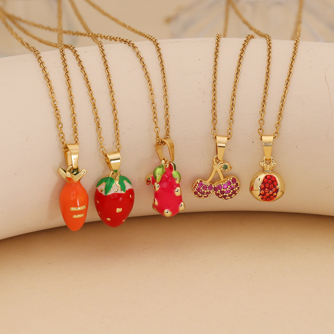 Graziosa collana con ciondolo a fragola e ciliegia in acciaio inossidabile dallo stile fresco e dolce