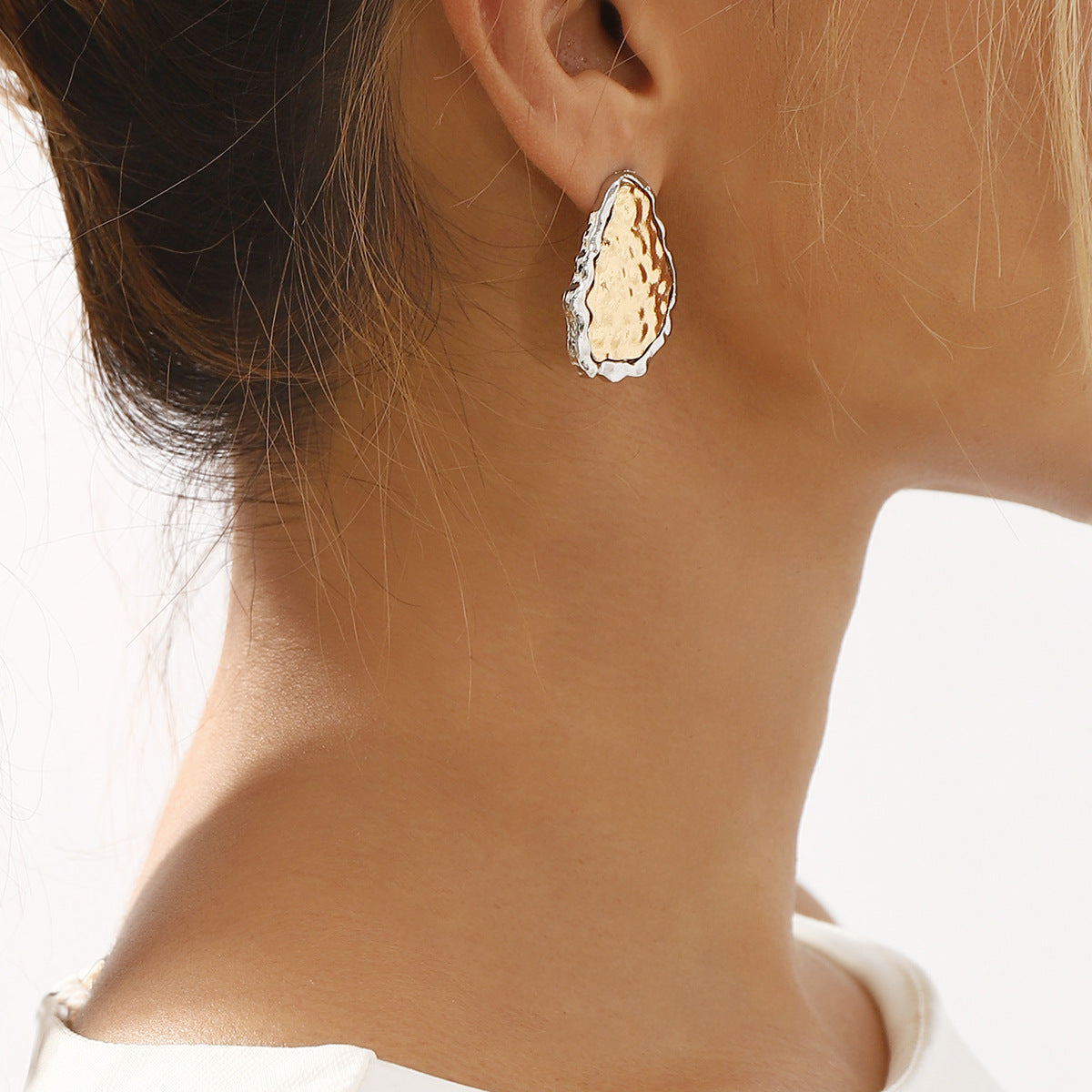 Aretes de aleación texturizados geométricos vintage para mujer con acabado galvanizado