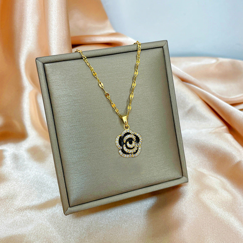 Collana con ciondolo girevole a quadrifoglio in acciaio al titanio con zirconi micropavé da donna