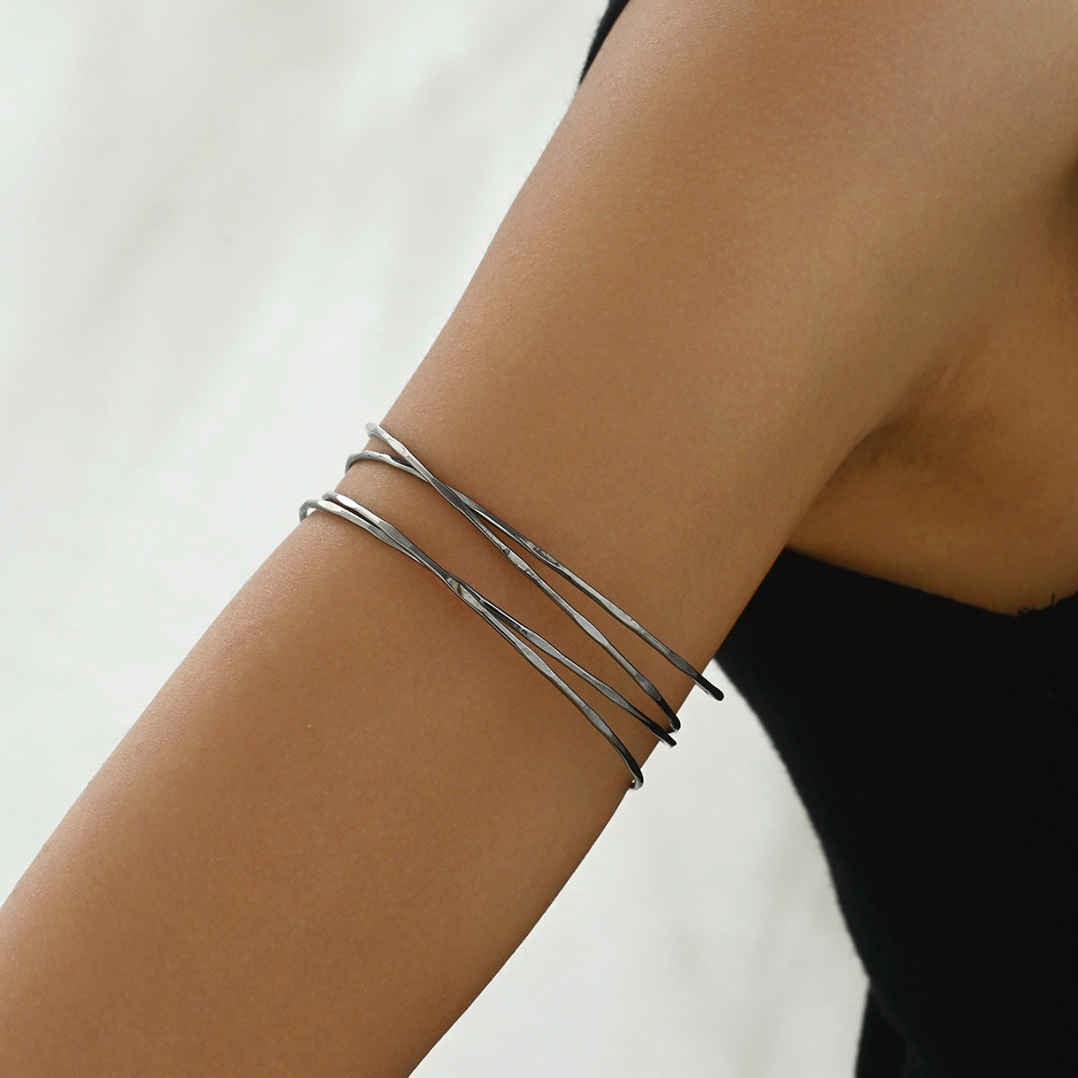 Bracciale da donna a manetta aperta regolabile in lega di zinco con intarsi di perle, stile OL alla moda con motivo floreale