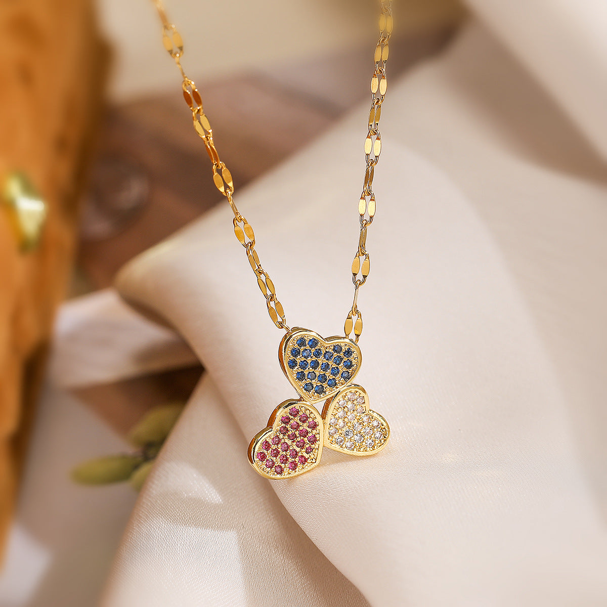 Collana con Pendente a Cuore Geometrico Minimalista da Donna con Base in Rame Placcata Oro 18K e Intarsio di Zirconi