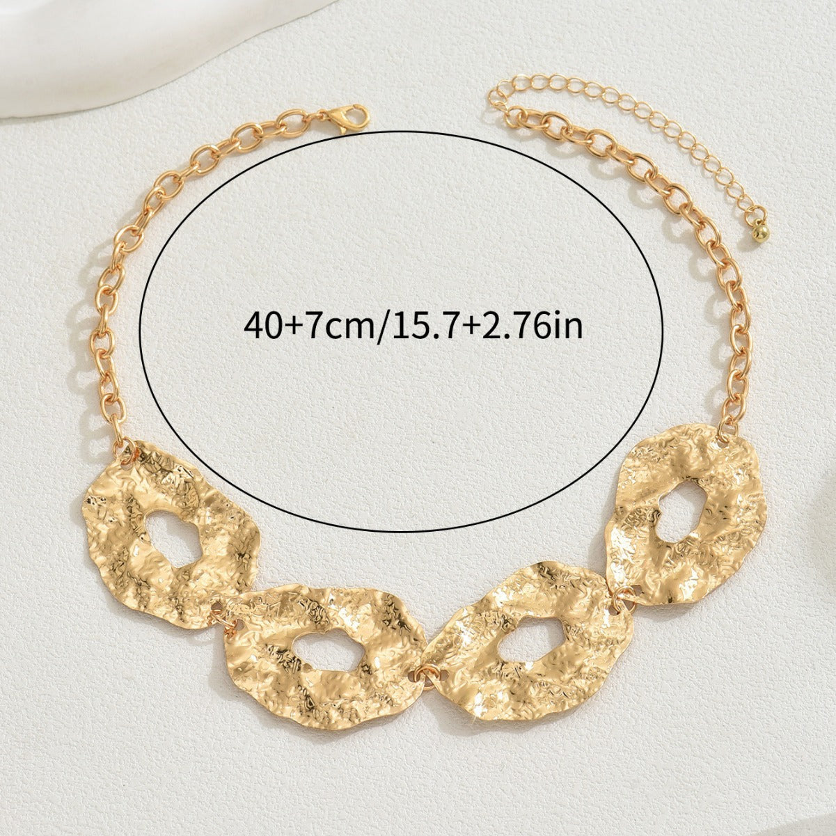 Collana con ciondolo geometrico in lega di zinco da donna, finitura galvanica, design piegato irregolare, catena alla clavicola