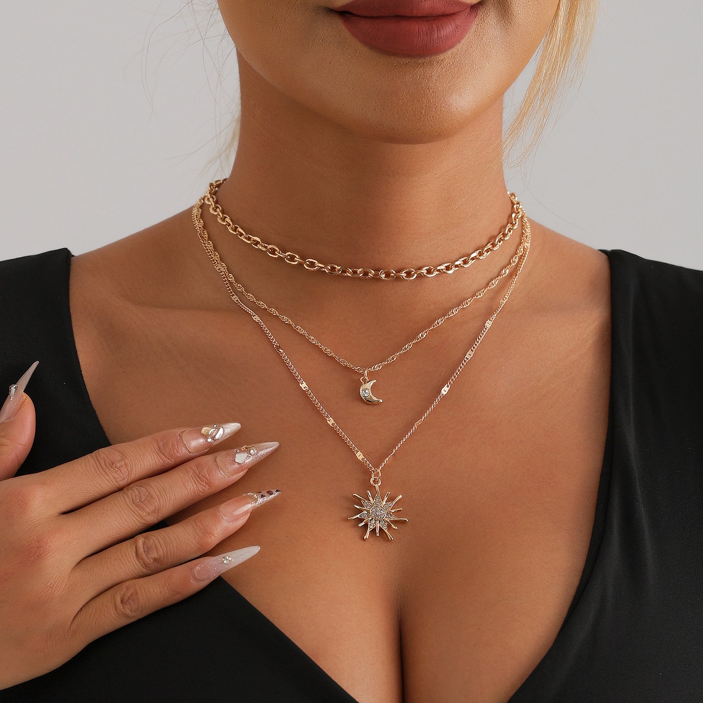 Collar con colgante vintage de estrella y luna geométrica con detalles de pedrería en cadena de medallón de aleación chapada en oro para mujer