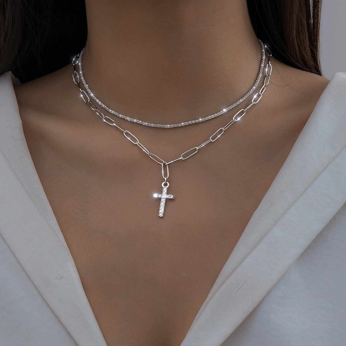 Collar Minimalista de Cruz Geométrica para Mujer con Incrustaciones de Pedrería y Cadena Doble