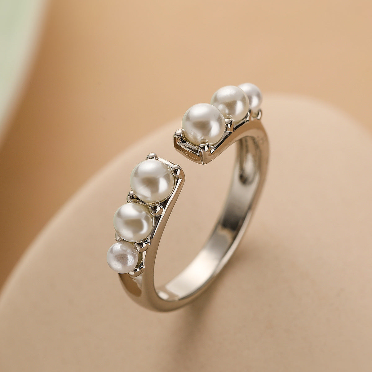 Anello Aperto Geometrico Minimalista da Donna in Ottone con Placcatura in Oro Vero e Intarsio di Perle