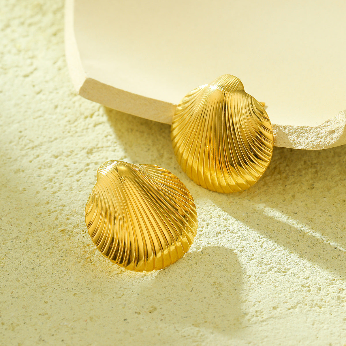Pendientes de acero de titanio con forma de vieira, chapados en oro de 18 quilates, inspirados en el océano y de moda para mujer