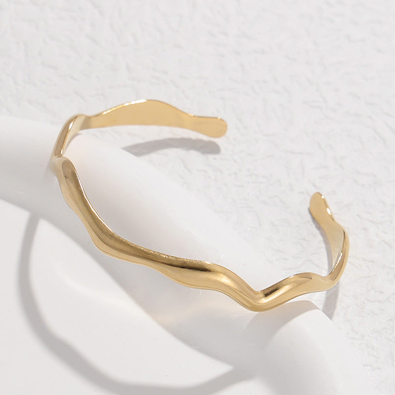 Bracciale da donna minimalista in acciaio al titanio a forma di onda con finitura placcata, accessorio di moda