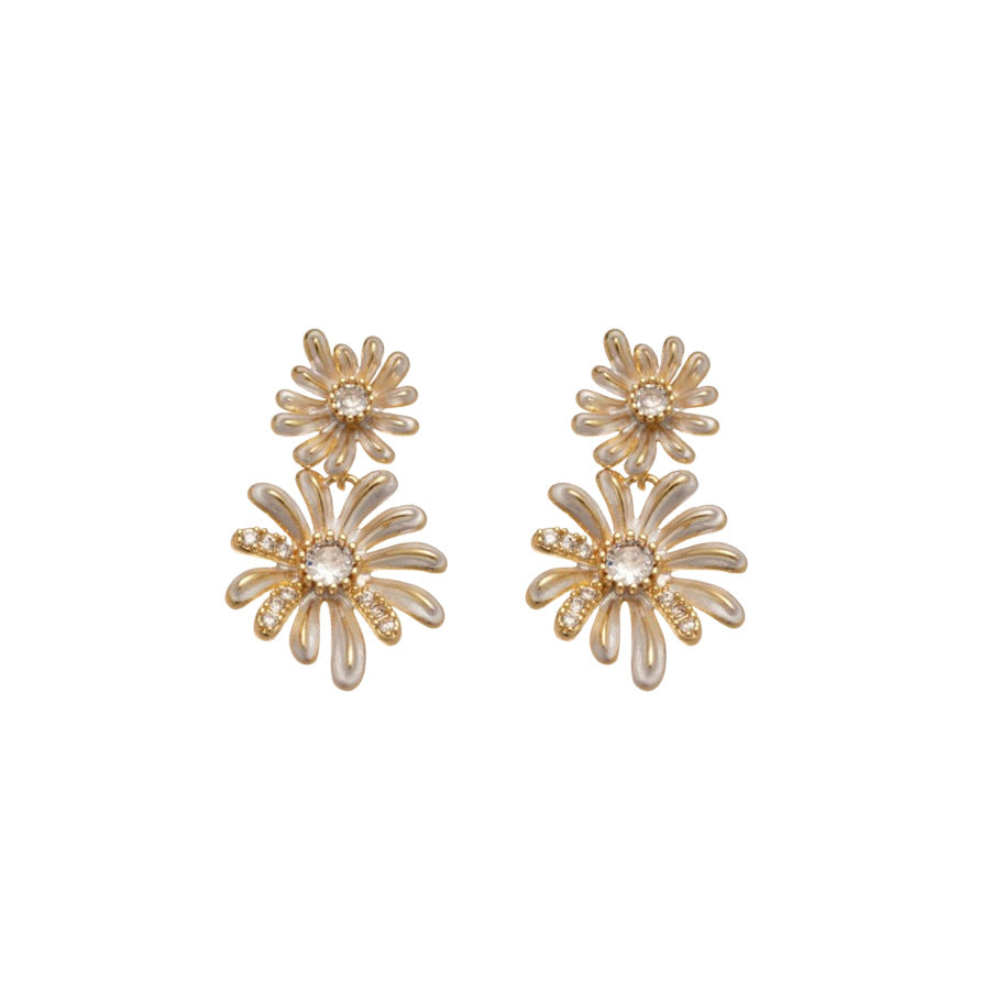 Orecchini a perno vintage eleganti a fiori con perle e finitura smaltata da donna