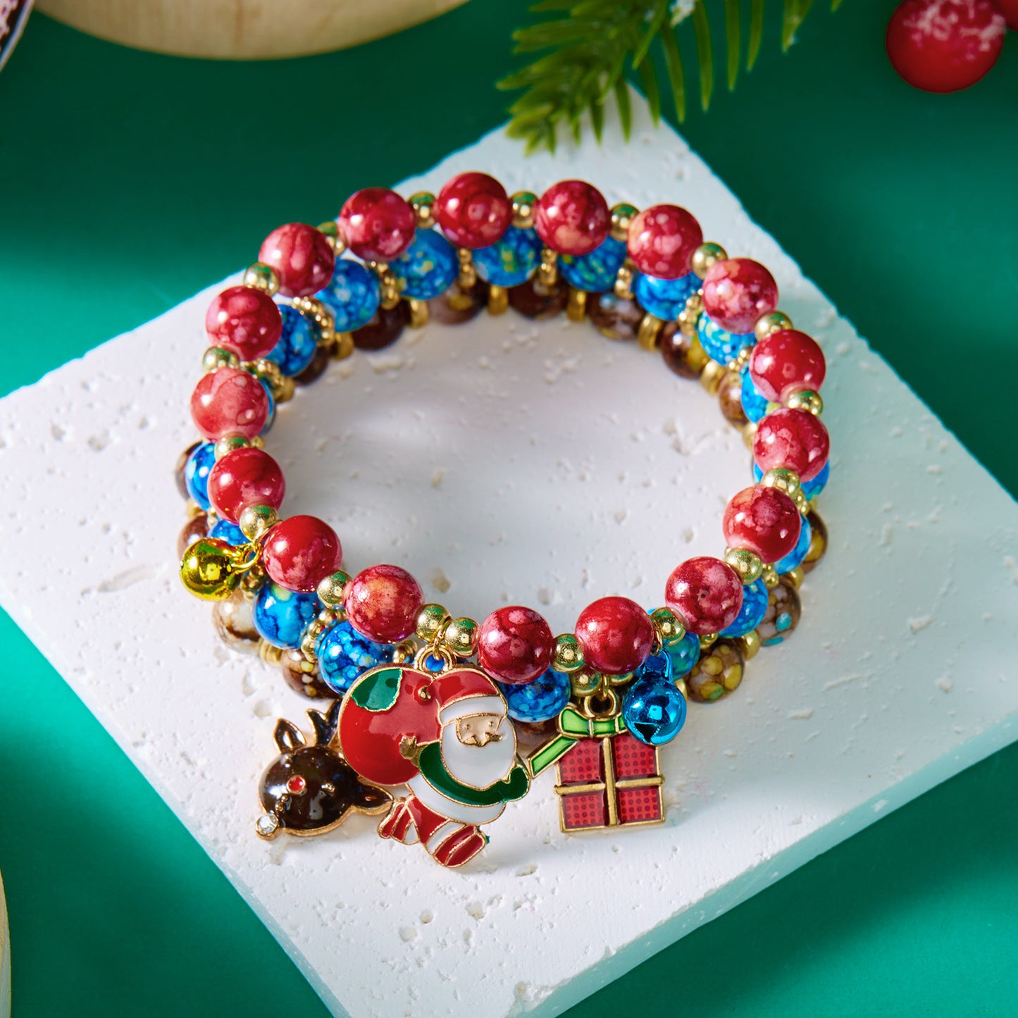 Set di braccialetti a tema natalizio alla moda per donne con ciondoli a forma di Babbo Natale, pupazzo di neve e albero di Natale, braccialetti in lega con perline