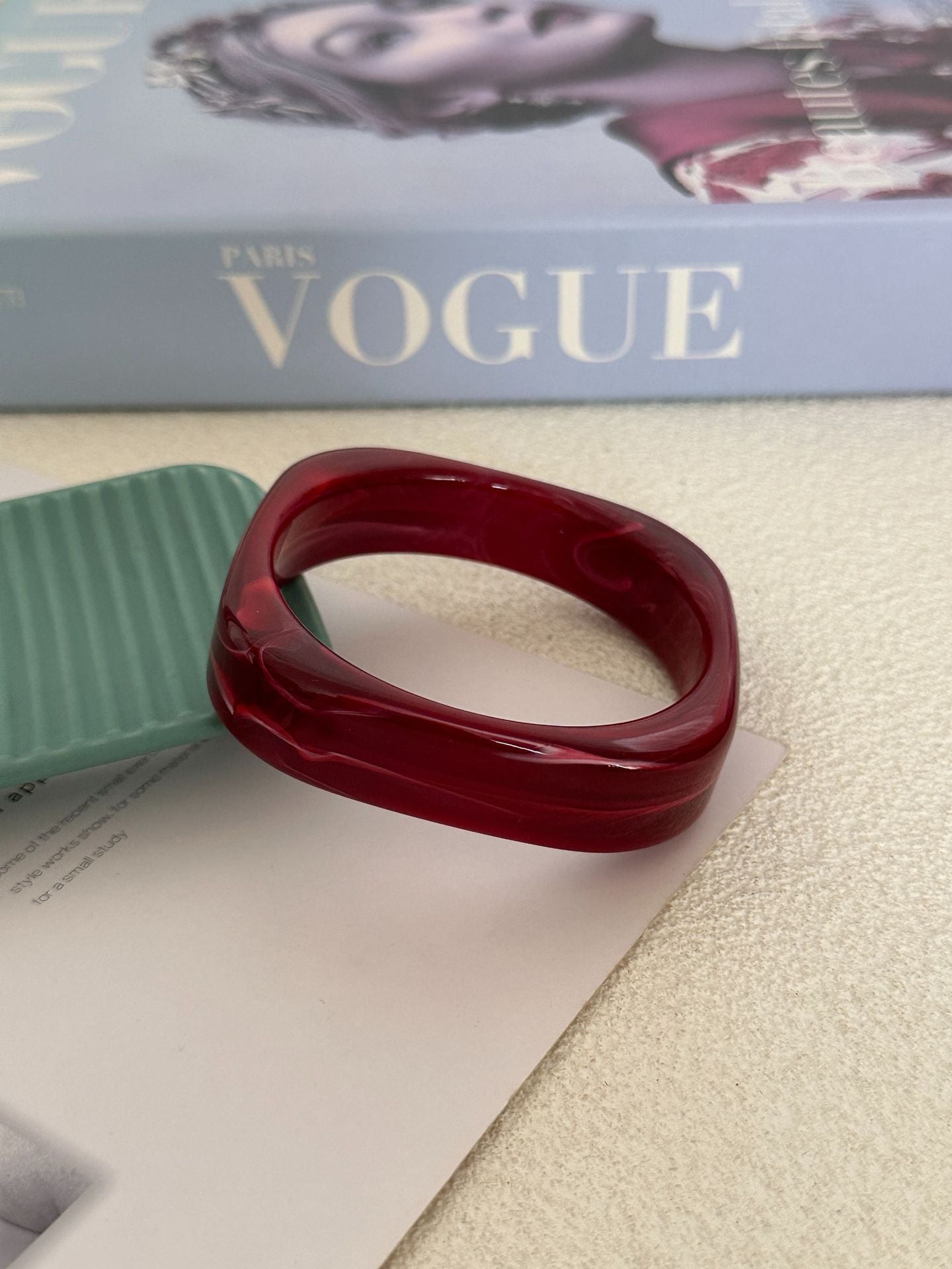 Bracciale rigido in acrilico geometrico minimalista con gocce d'olio