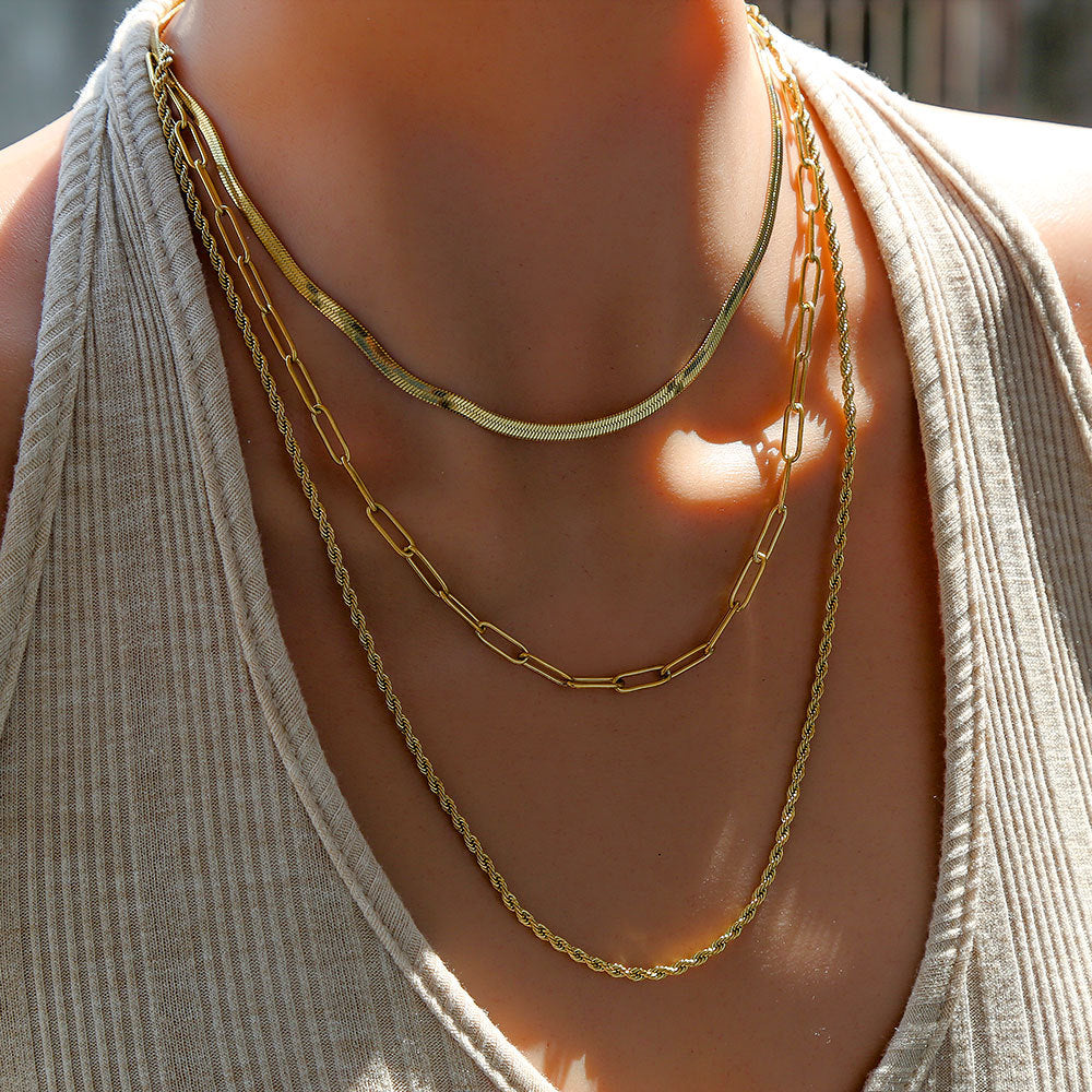 Elegante collar de acero inoxidable con colgante geométrico para mujer con acabado chapado