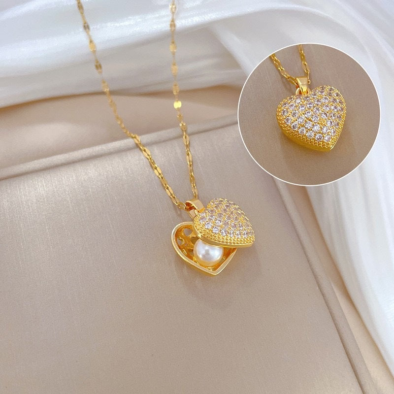 Elegante collana di lusso in acciaio al titanio a forma di cuore con ciondolo a perla e conchiglia su catena ondulata per donna