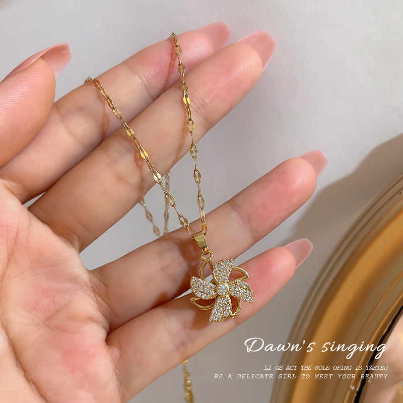 Collana con ciondolo a mulino a vento girevole da donna con design cavo e strass completi in acciaio al titanio, catena a medaglione in stile geometrico minimalista