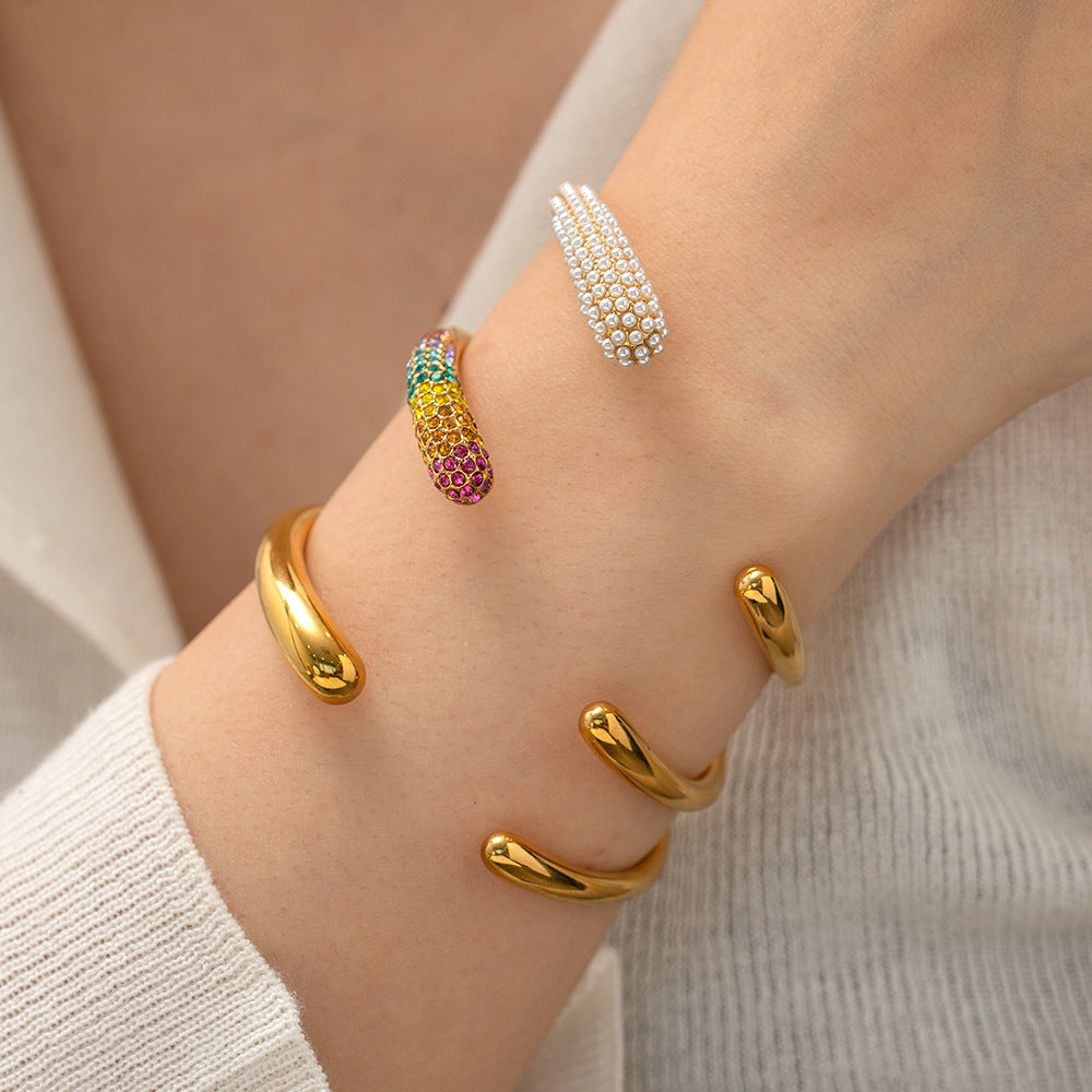 Bracciale a Polsino Aperto Geometrico alla Moda da Donna con Acciaio Inossidabile Placcato Oro 18K e Accento di Perle