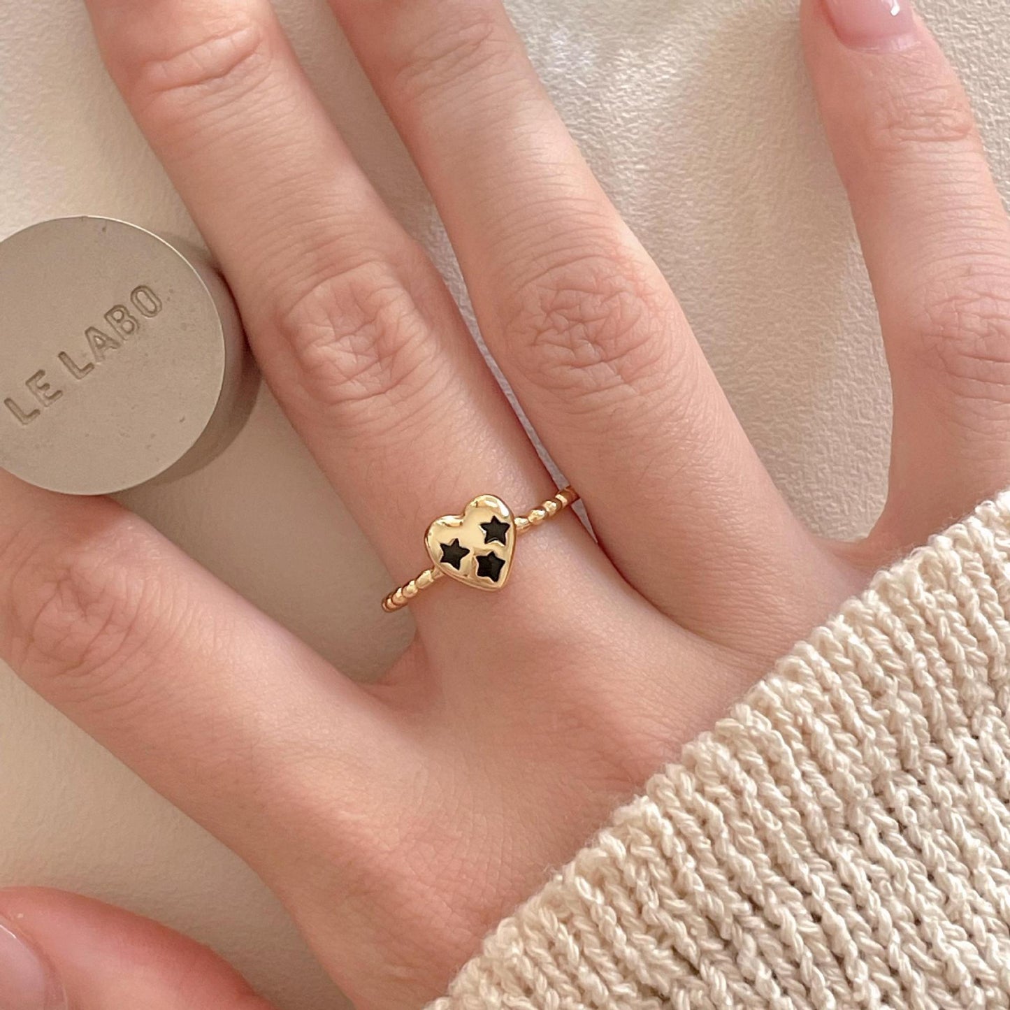 Anillo minimalista de plata esterlina 925 con forma de corazón, acento de estrella de resina y diseño geométrico