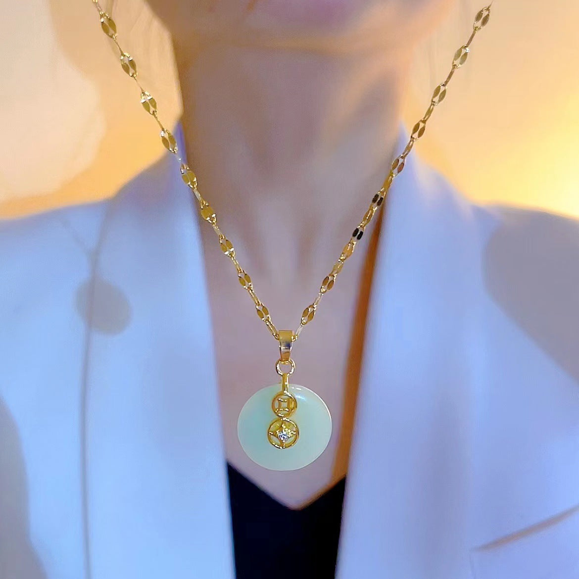 Collana con ciondolo tondo minimalista da donna in acciaio al titanio con catena a serpente e ciondolo in rame placcato oro stile medaglione elegante e versatile