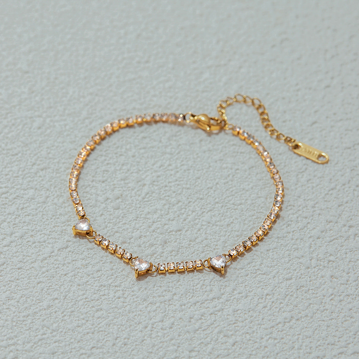 Pulsera Minimalista de Acero Inoxidable en Forma de Corazón para Mujer con Acabado Chapado Joyería de Lujo