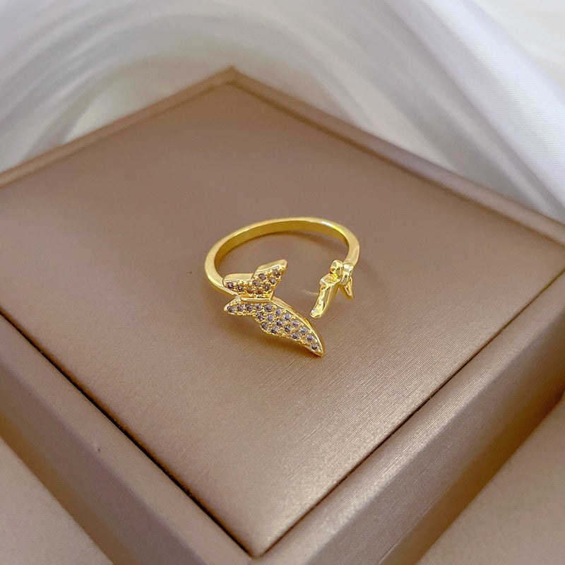 Anillo minimalista de latón chapado en oro con forma de mariposa para mujer