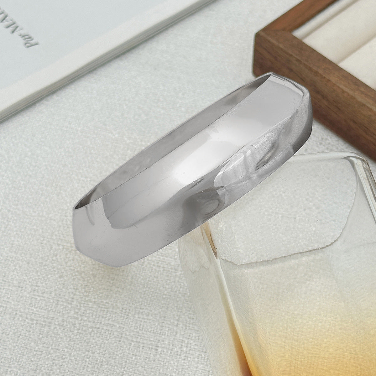 Bracciale rigido a fascia geometrica esagerata in metallo lucidato con finitura placcata