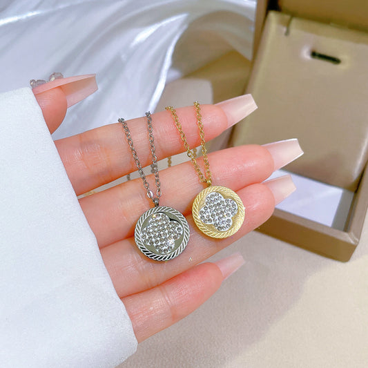 Collar con colgante minimalista de trébol de cuatro hojas de acero titanio con baño de oro para mujer
