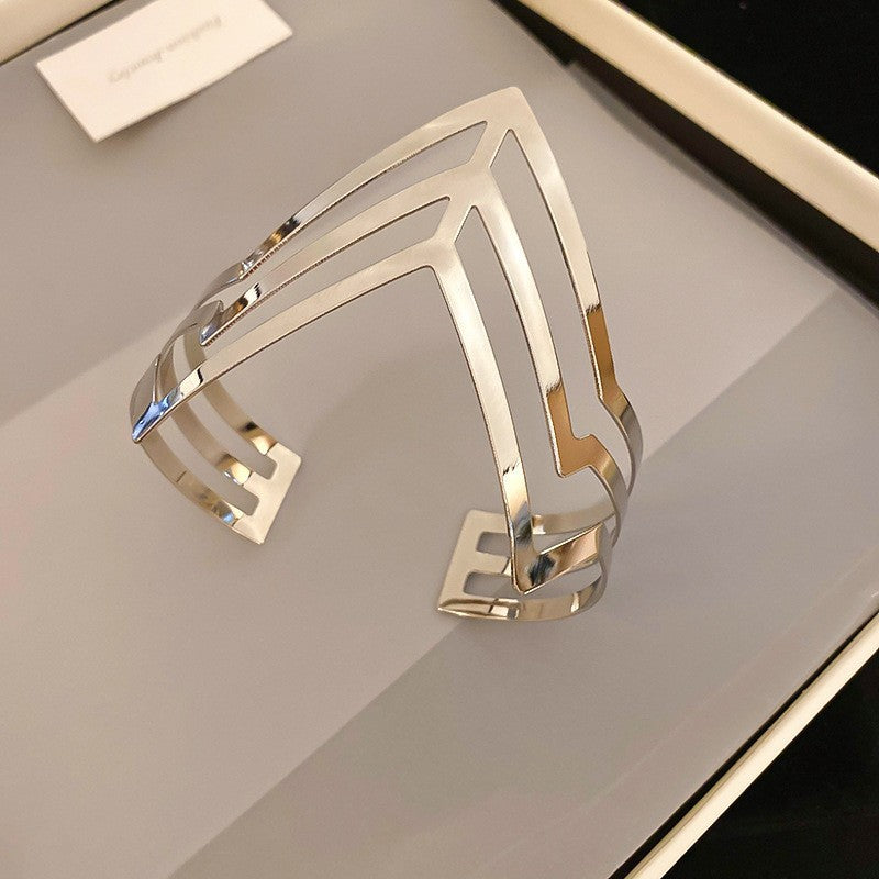 Bracciale a manetta in metallo elegante e robusto con finitura placcata, forma geometrica rotonda, accessorio di lusso alla moda per pendolari