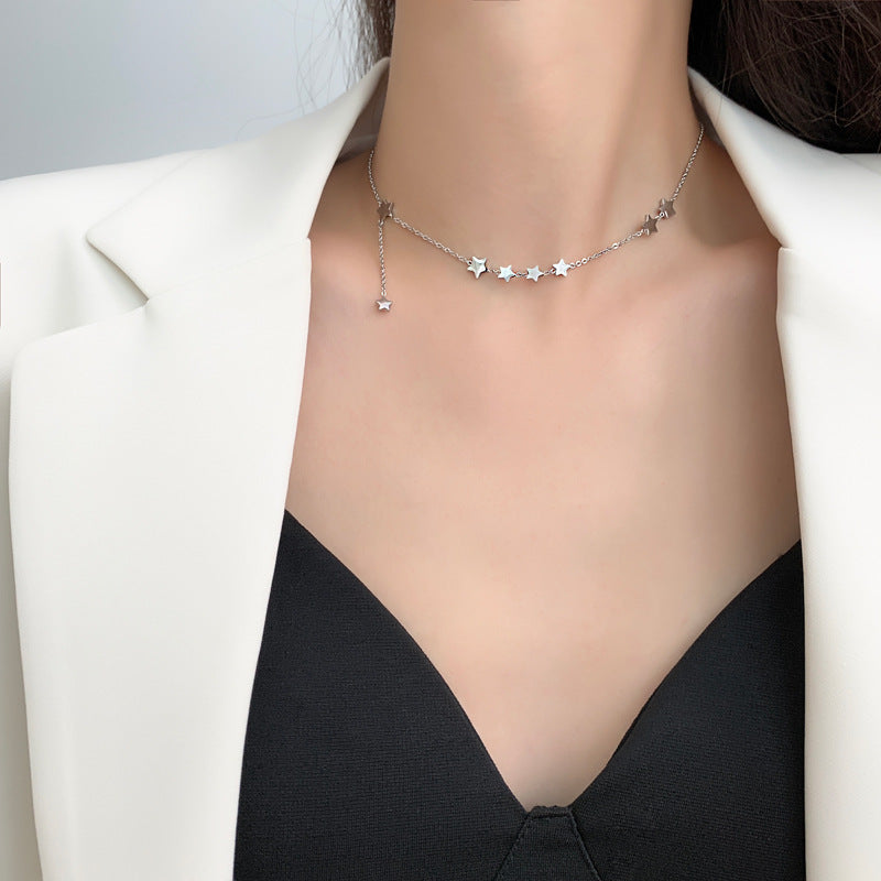 Collana da donna a stella in acciaio al titanio tonalità fredde, minimalista con finitura placcata e catena a croce