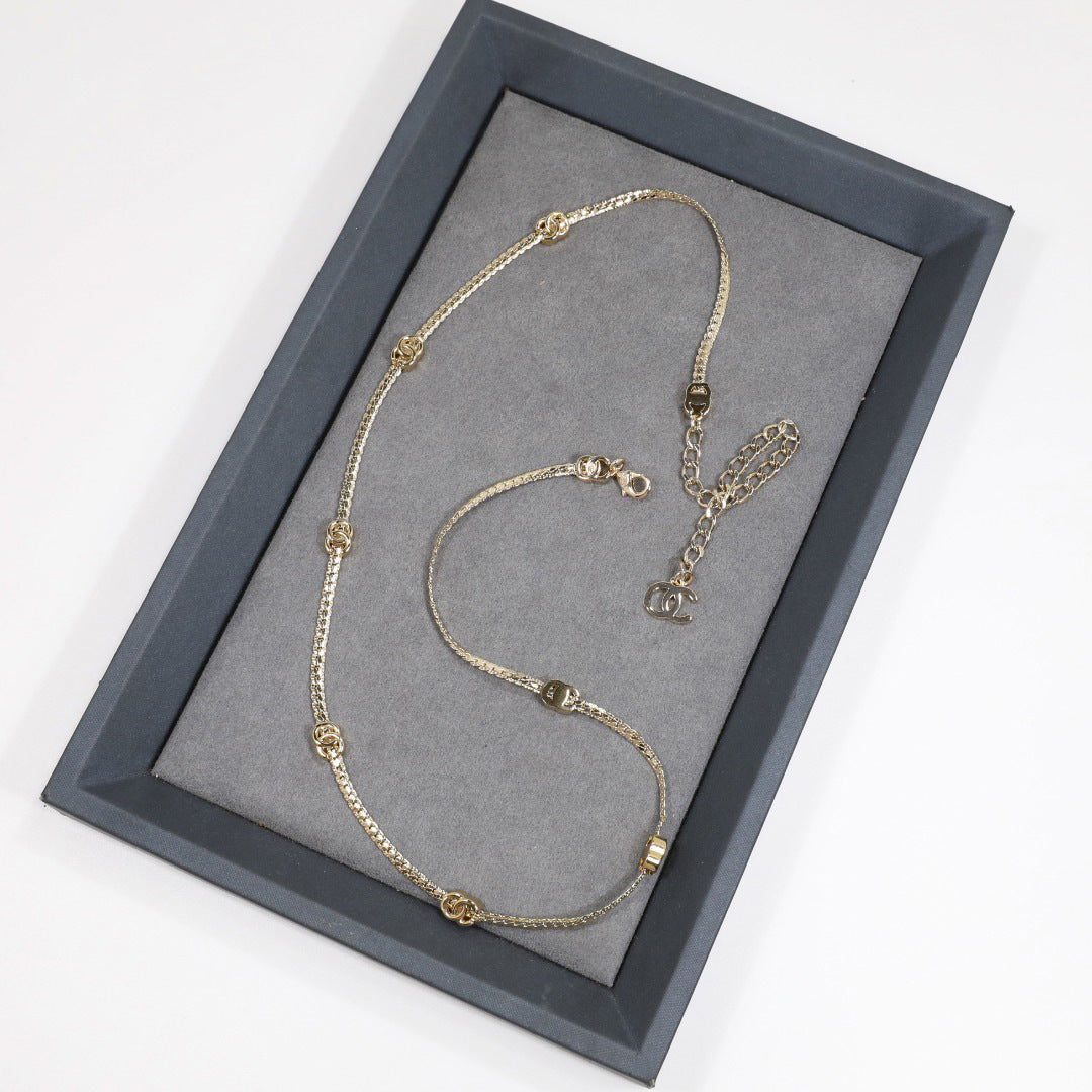 Collana da donna a catena serpente con lettere in ottone placcato oro di lusso