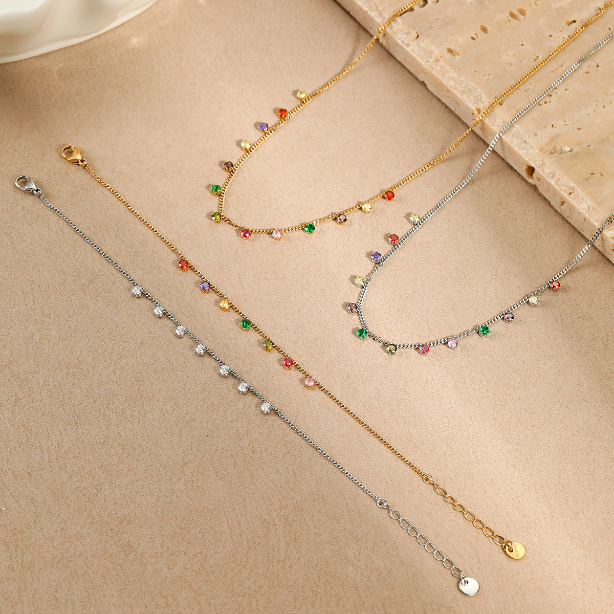 Collana da donna alla moda placcata in acciaio inossidabile con motivo geometrico, ciondolo a zircone colorato e dettagli a frange