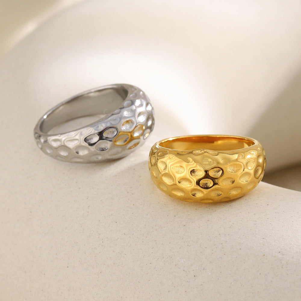 Anello da donna minimalista in acciaio inossidabile martellato con design lineare e placcatura in oro 18 carati