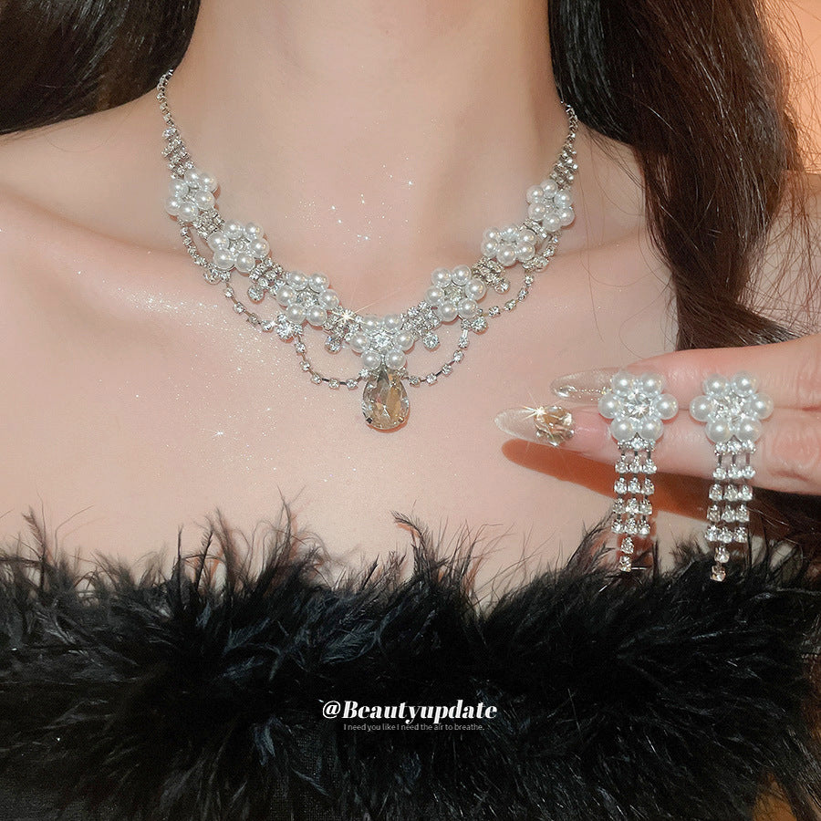 Parure di collana e orecchini pendenti eleganti con perle floreali e intarsi di strass in rame da donna