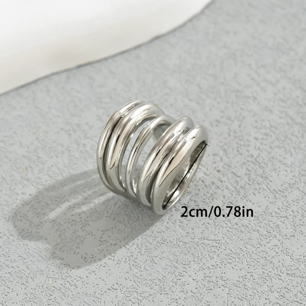 Anillo minimalista geométrico de línea plegada para mujer en aleación de zinc con acabado chapado