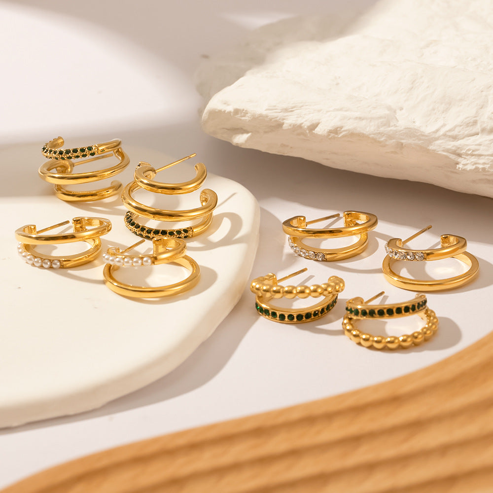 Orecchini da donna in acciaio al titanio a forma di C geometrica stile INS con placcatura in oro 18 carati e intarsio di strass verdi e bianchi