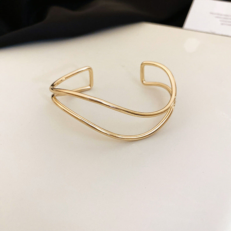 Pulsera Minimalista de Lujo Ondulada en Aleación con Acabado Galvanizado para Mujer, Elegante Diseño con Textura de Luz Acuática