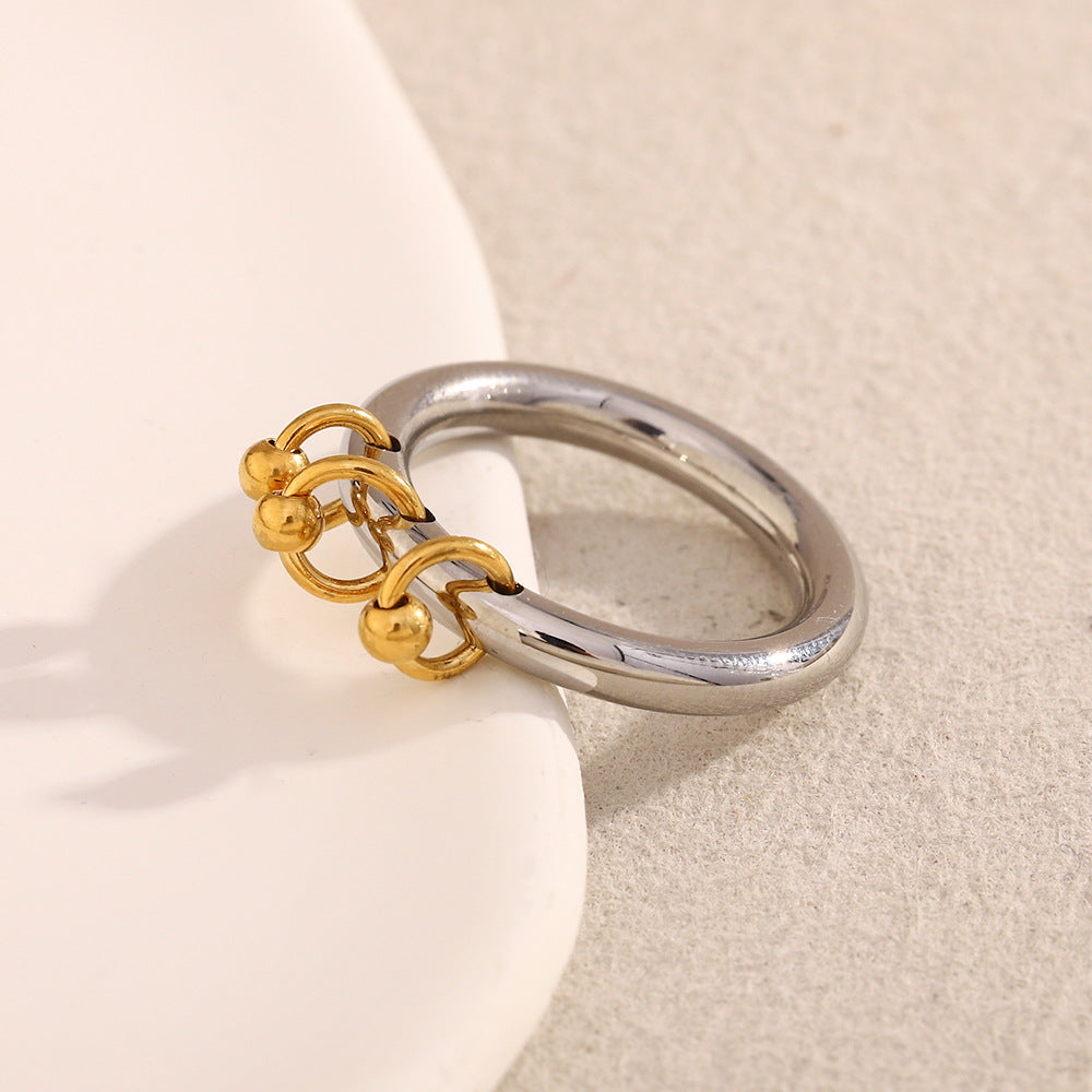 Anello Minimalista Geometrico in Acciaio Inossidabile con Placcatura in Oro 18K e Dettaglio Nappa Perlata