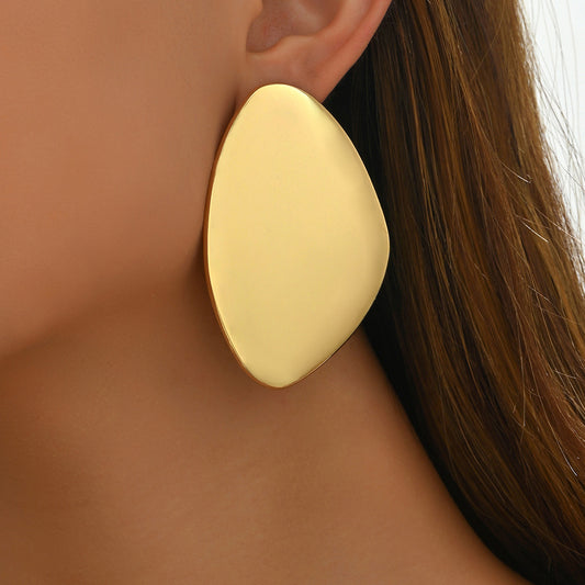 Orecchini minimalisti geometrici in lega di zinco con finitura galvanica da donna, superficie liscia lucida e design versatile ad anello ovale