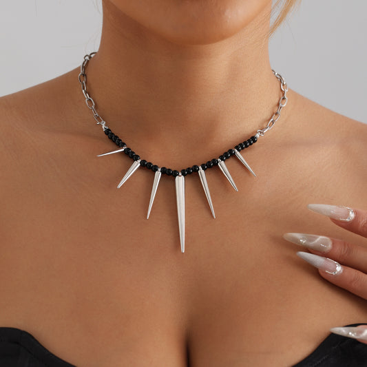 Collana con ciondolo geometrico stile punk con perline nere e inserti rivettati, lega galvanizzata, catena alla clavicola