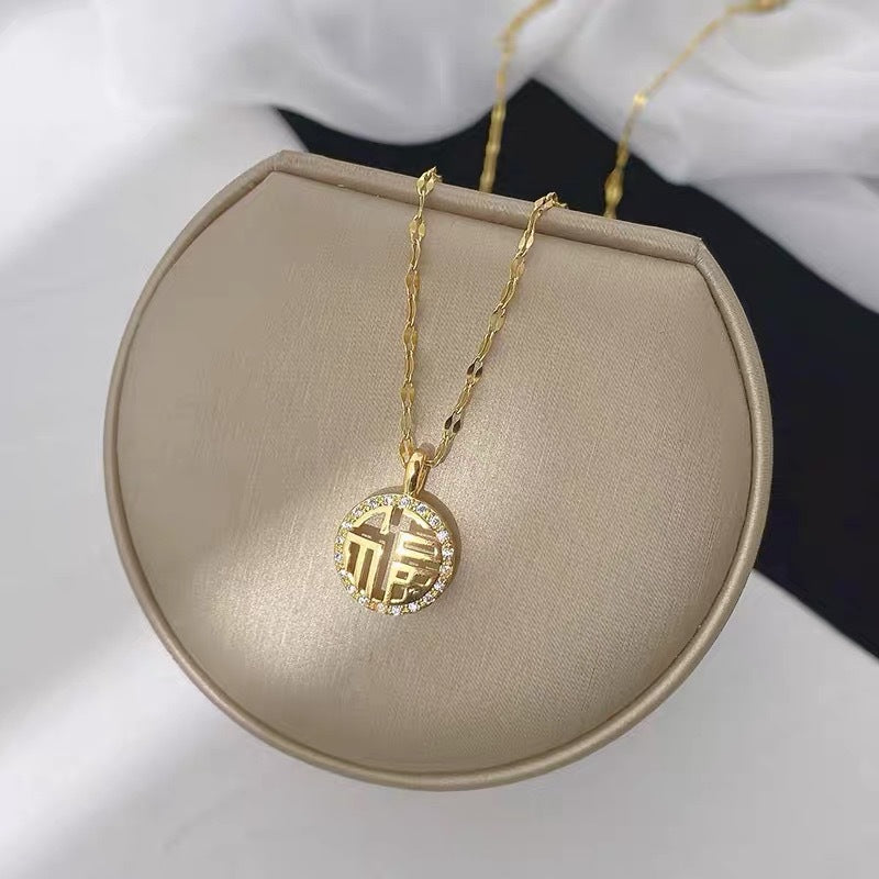 Collana a pendente rotondo in stile cinese con carattere "Fu" in acciaio al titanio con finitura placcata da donna