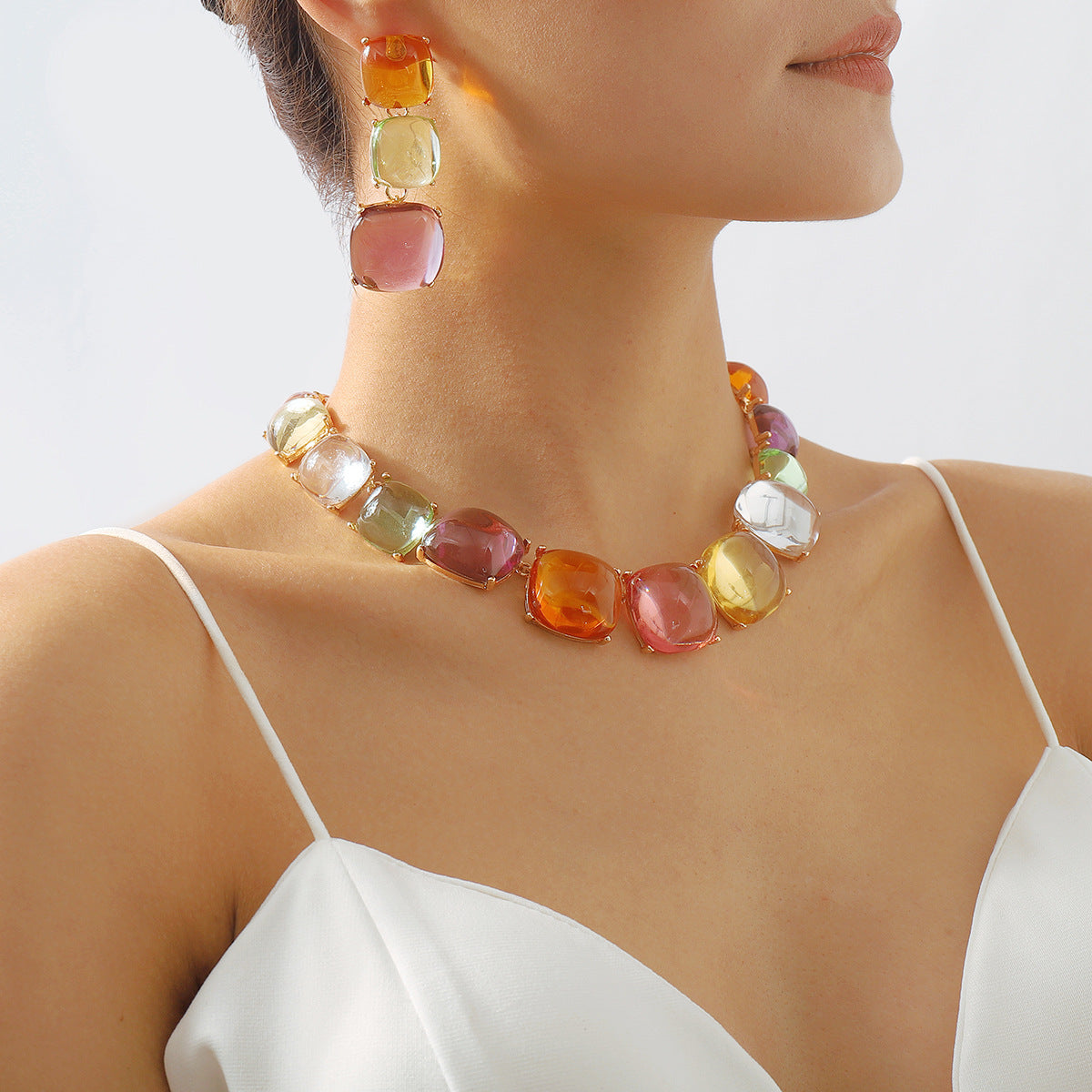 Conjunto de gargantilla geométrica acrílica dulce y atrevida con pendientes a juego para mujer