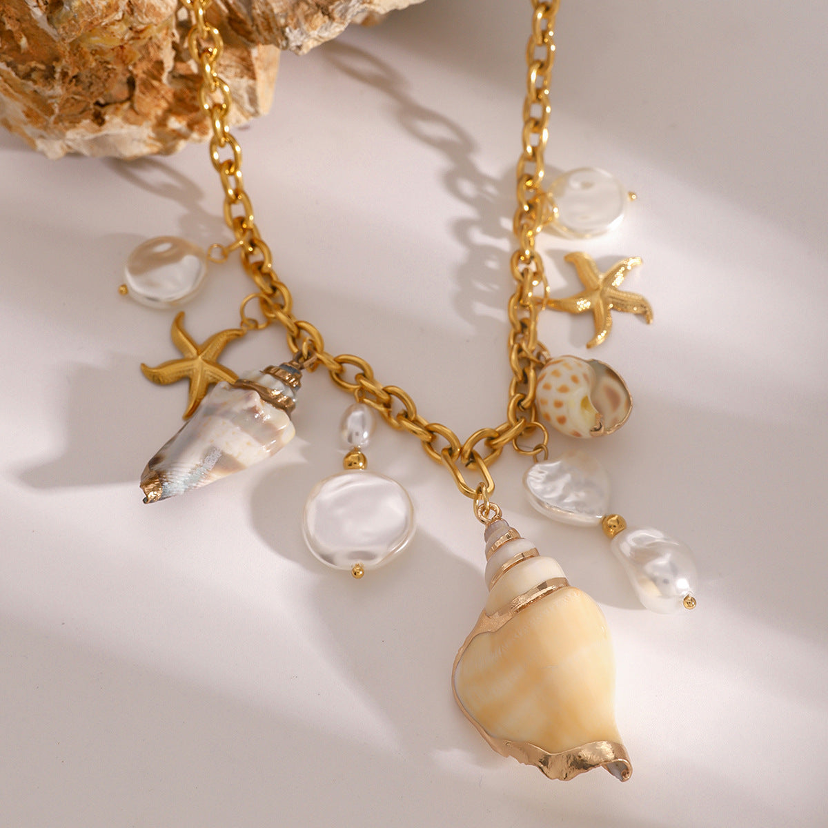 Collana con Pendente a Forma di Concha Marina e Stella Marina Stile Vacanza in Acciaio Inossidabile con Finitura Placcata da Donna
