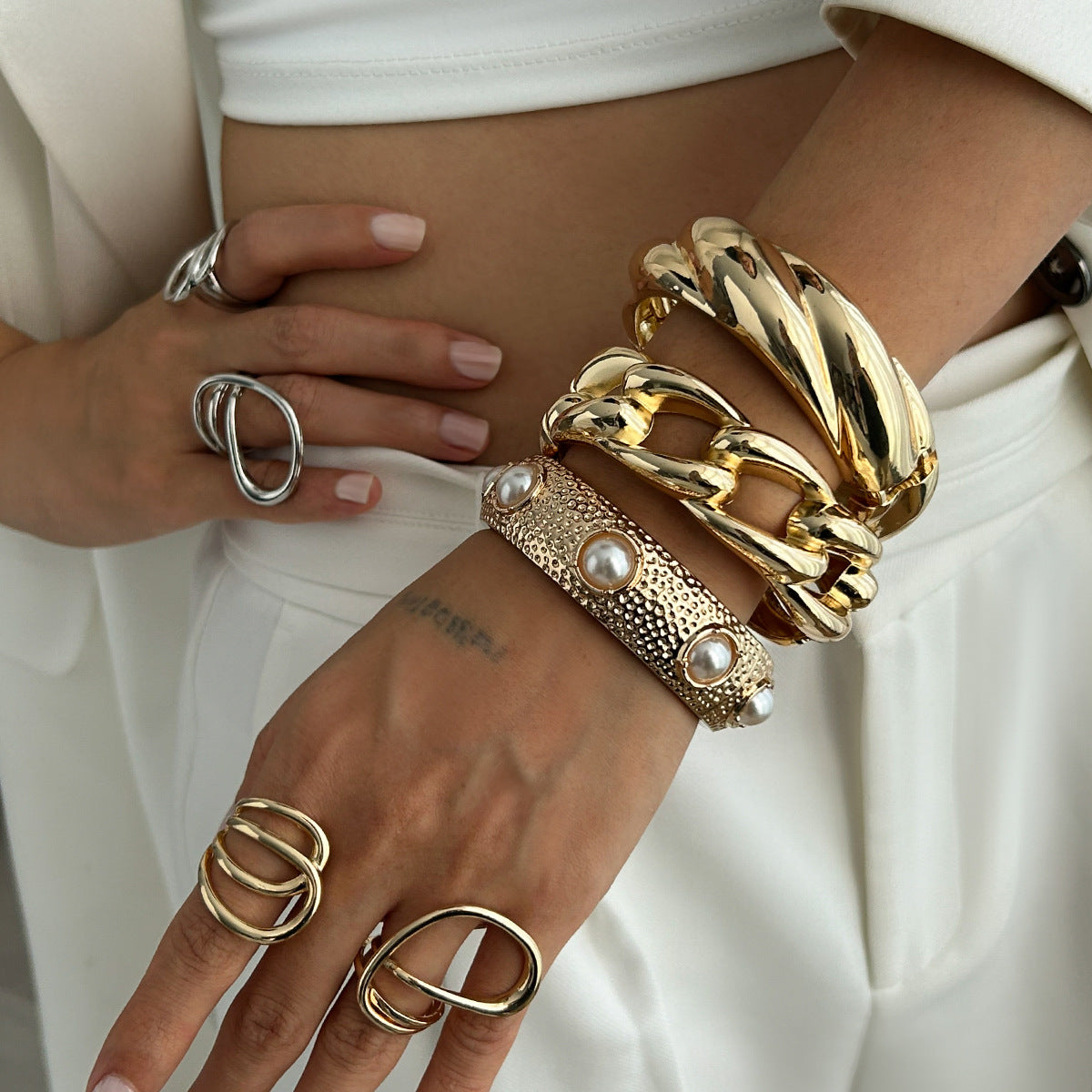 Bracciale rigido in metallo geometrico di ispirazione vintage con perle artificiali e finitura placcata