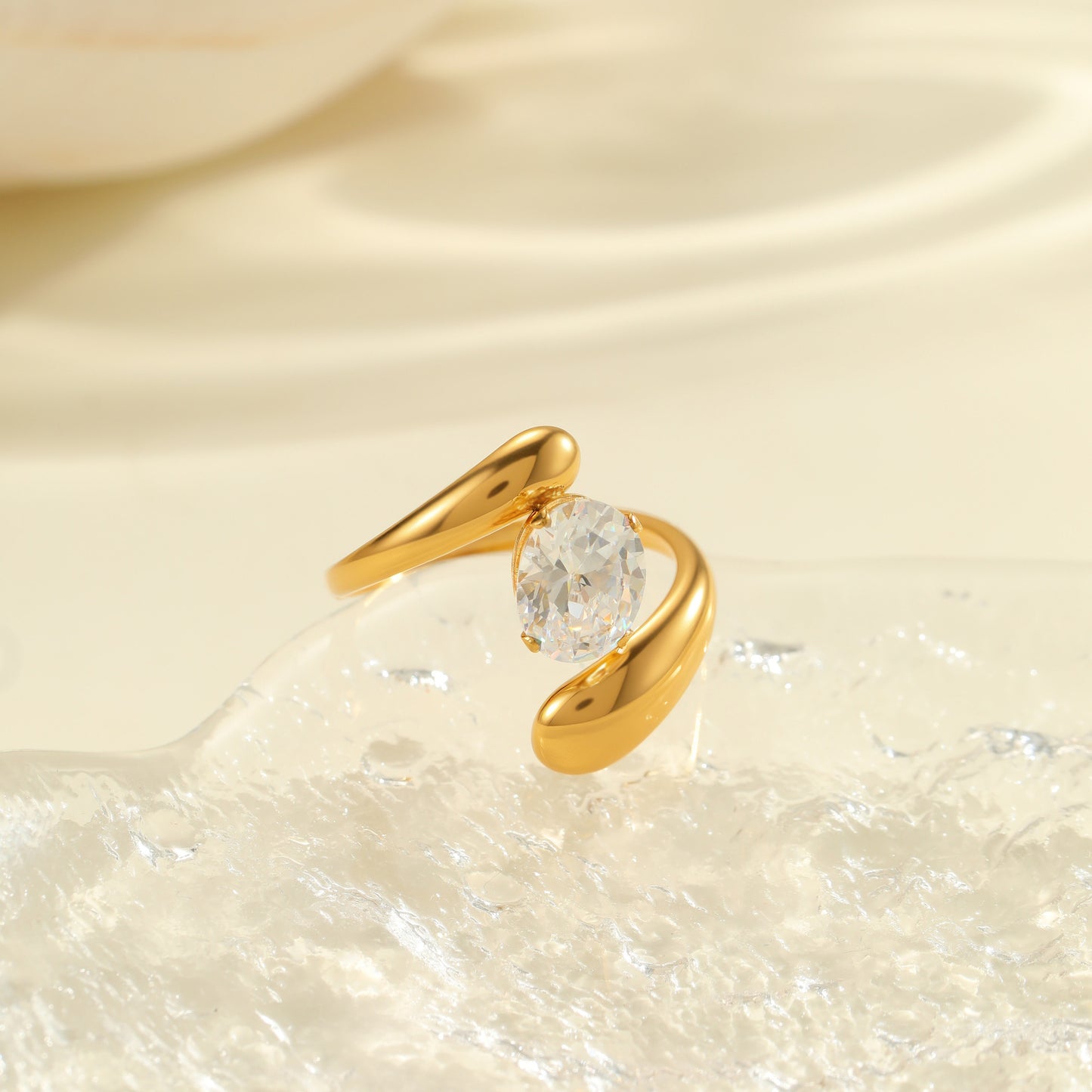 Anello da donna minimalista geometrico con zirconi in acciaio inossidabile con finitura placcata