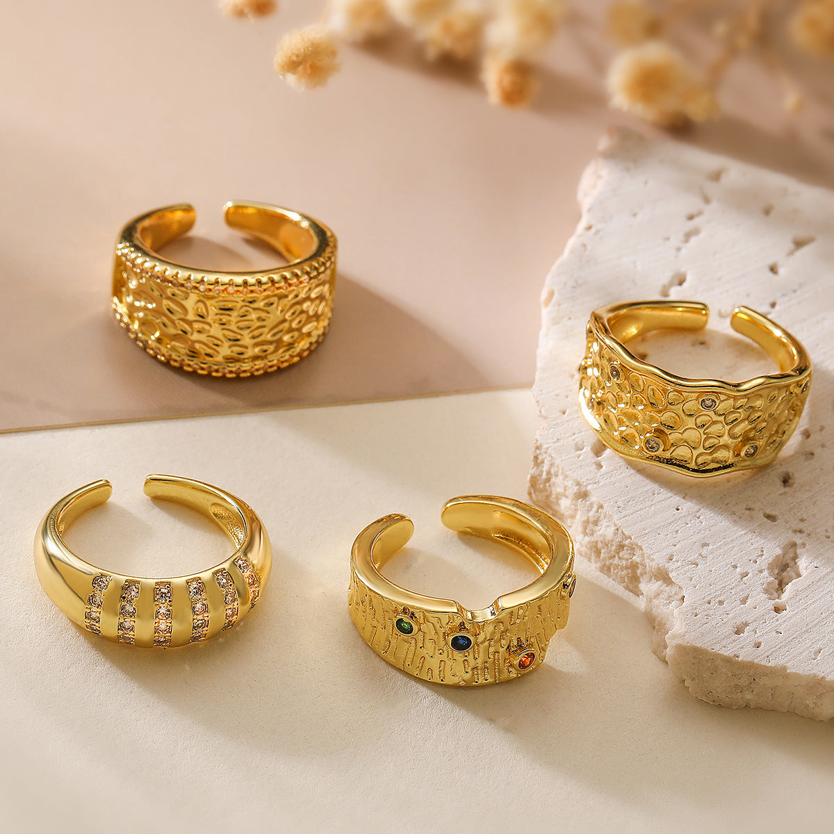 Anello Aperto Geometrico Minimalista da Donna in Ottone Placcato Oro con Intarsio di Zirconi
