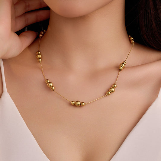 Collana da donna minimalista di tendenza in acciaio inossidabile con sfera rotonda, finitura placcata e stile versatile per tutti i giorni
